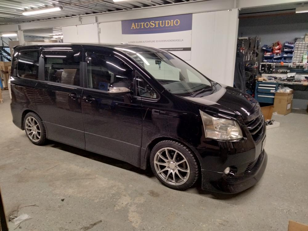 Toyota Noah 2009 subbarin ja soittimen asennus